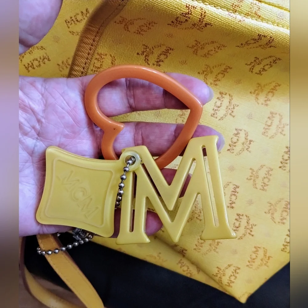 MCM Yellow Tote Bag with Iconic Monogram Pattern - Picture 4 of 13